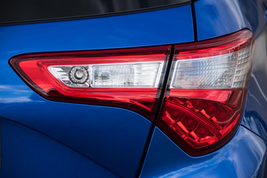 Детали экстерьера Toyota Yaris Bi-Tone 2017 года  (UK) (фото 3 из 40)